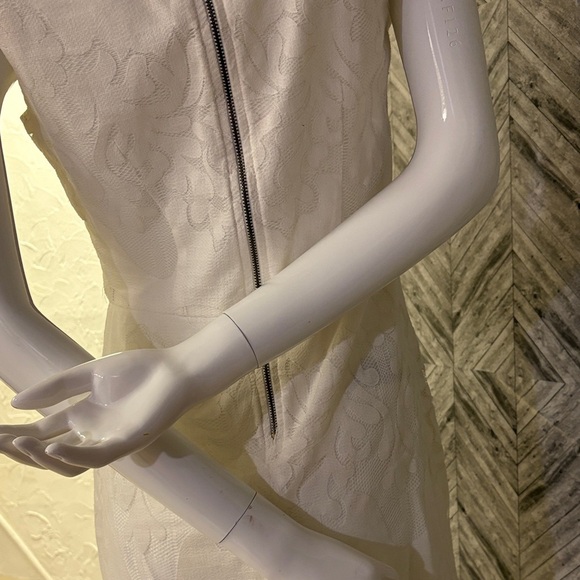 H&M Cream Sleeveless with lace Pattern, lined above the knee dress, sz 10 - Picture 9 of 9